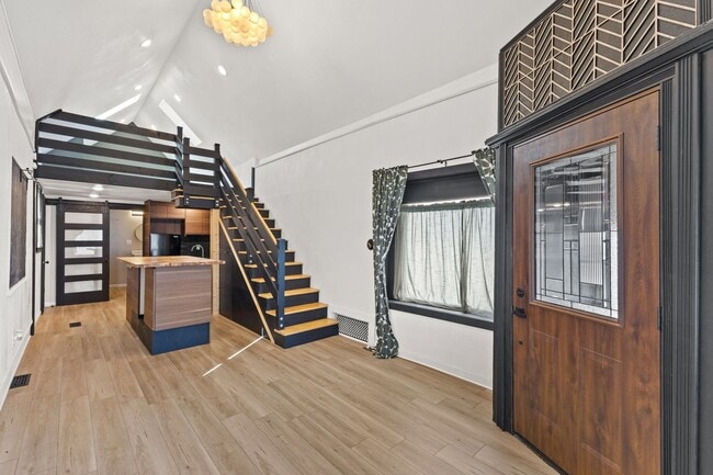 Primary Photo - Modern 1-Bedroom Loft in Bay View – Update...