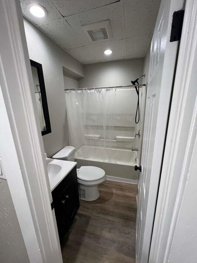 Building Photo - 118 Riddle St