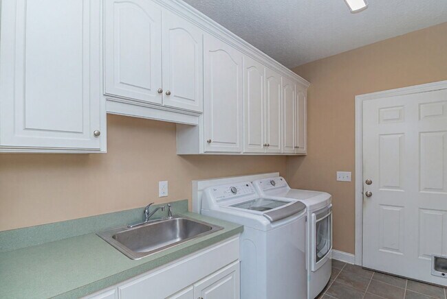 Building Photo - Stunning & Spacious Home in Walnut Hill! 4 Bedrooms | 4 Bathrooms w/ Lawn Care and Trash Service ...