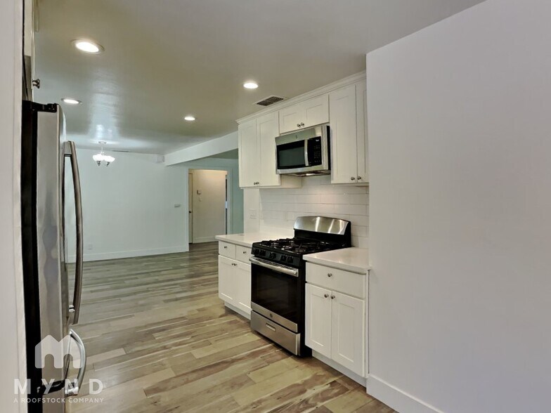 Building Photo - 2428 Drayton Dr