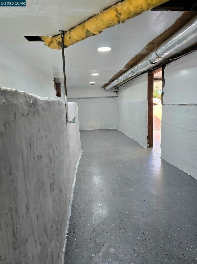 Building Photo - 1129 Bishop St
