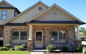 Building Photo - 1712 Stonebriar Dr NE