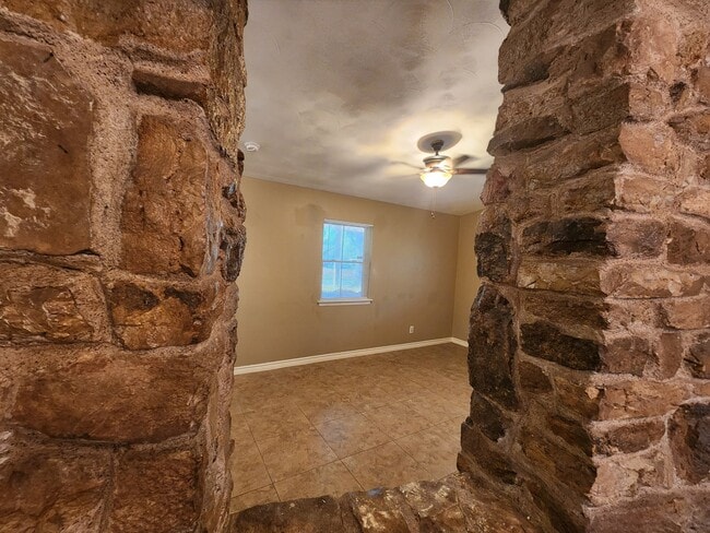 Building Photo - 2210 Newcastle Dr