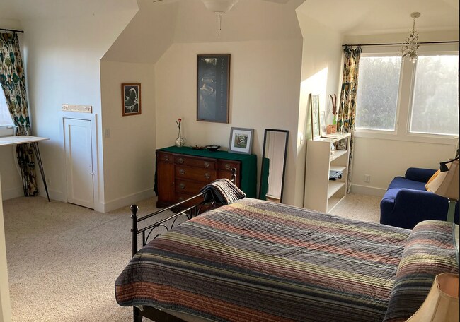 Building Photo - Turnkey Furnished Home on 5 Acres – Just B...