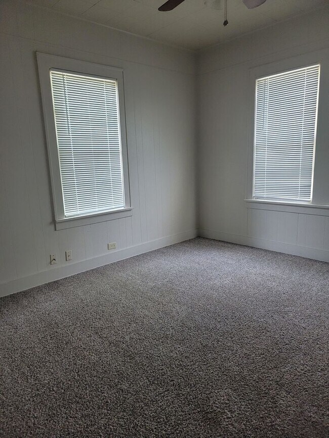 Building Photo - 3 Bedroom 1 Bathroom Highland Home