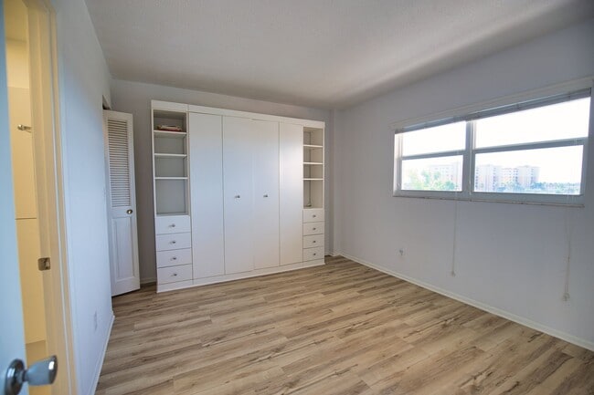 Building Photo - Annual Unfurnished Venice Island Condo – Costa Brava