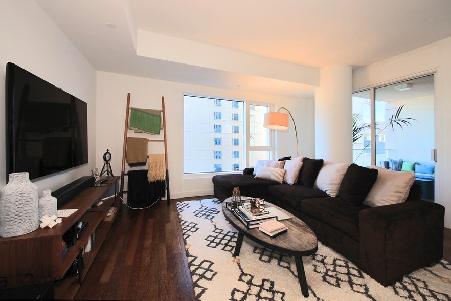 Building Photo - 6250 HOLLYWOOD Blvd