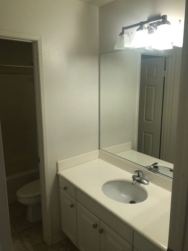 Building Photo - Gated Community!