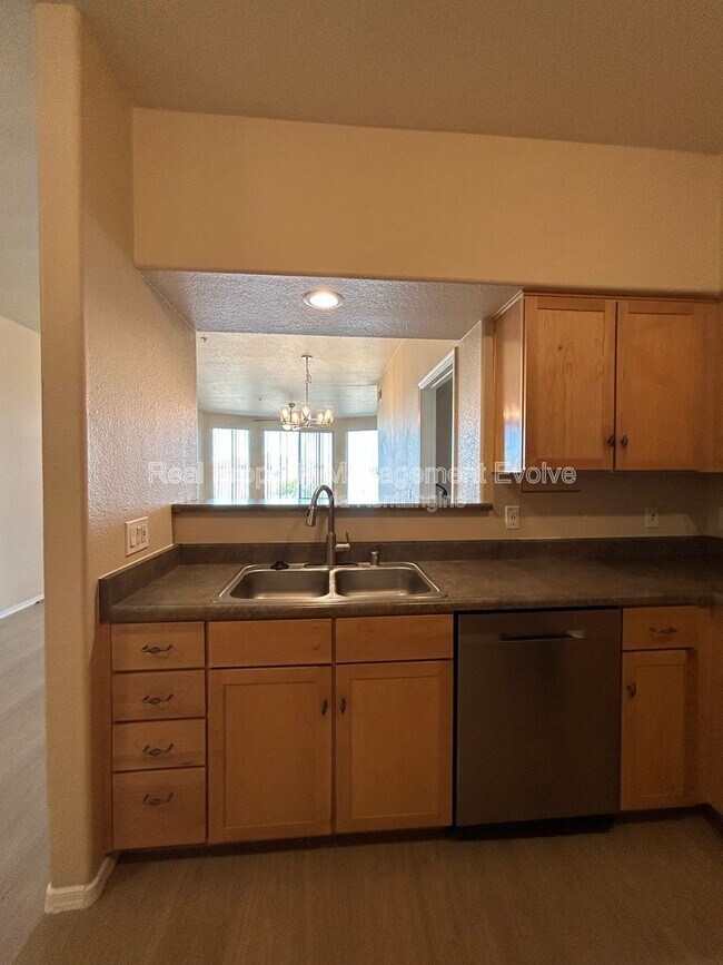 Building Photo - 425 W Rio Salado Pkwy