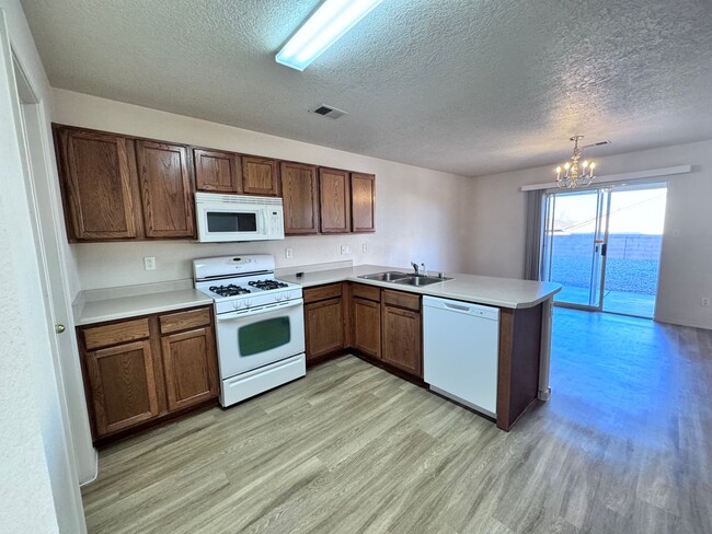 Building Photo - 3 bed 2 bath 2300 sq ft home-New Carpet