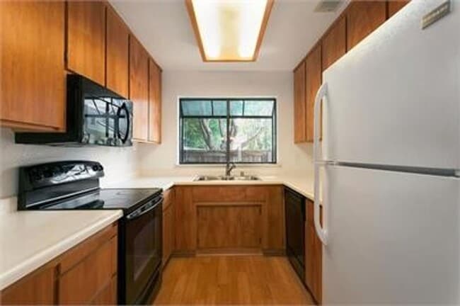 Building Photo - Great 2 bedroom, 1.5 bath in South Davis for September move in!