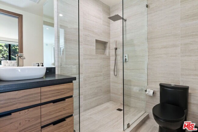 Building Photo - 3843 Rambla Pacifico St