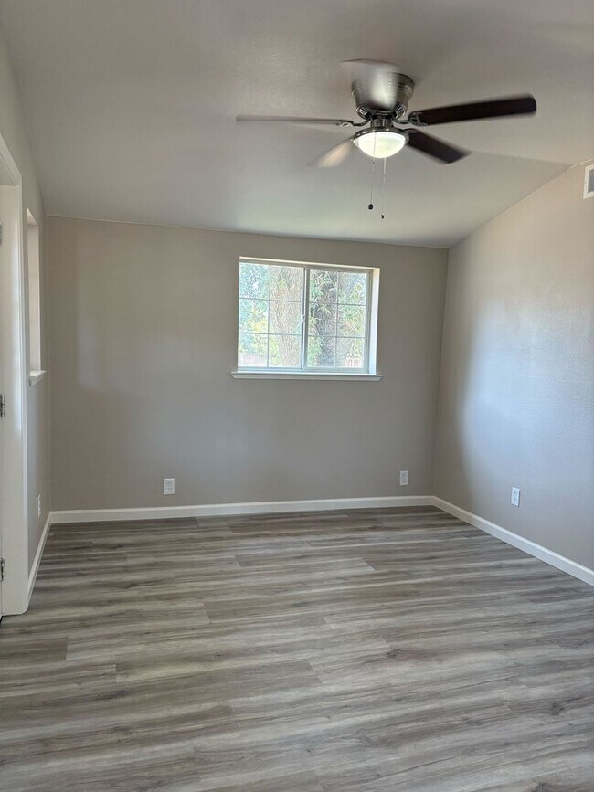 Building Photo - 10036 Van Ruiten Ln