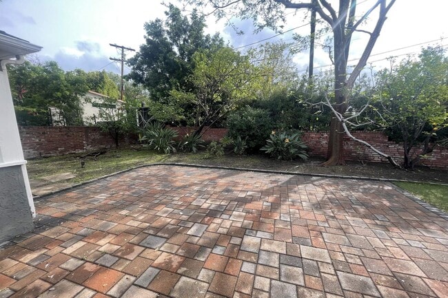 Building Photo - 4160 Holly Knoll Dr