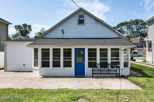 Building Photo - 608 Mercer Ave
