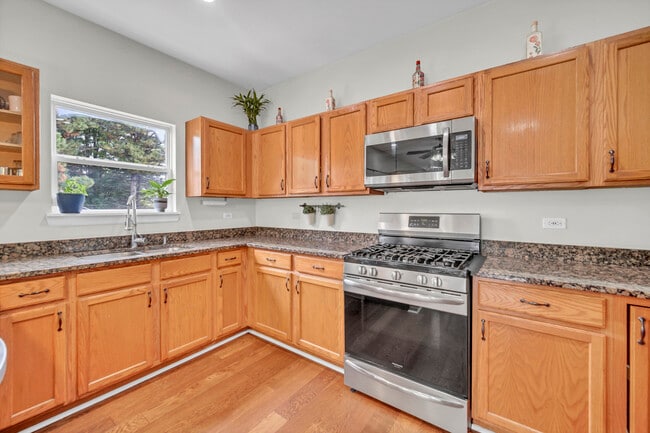 Building Photo - 898 Lakestone Ln