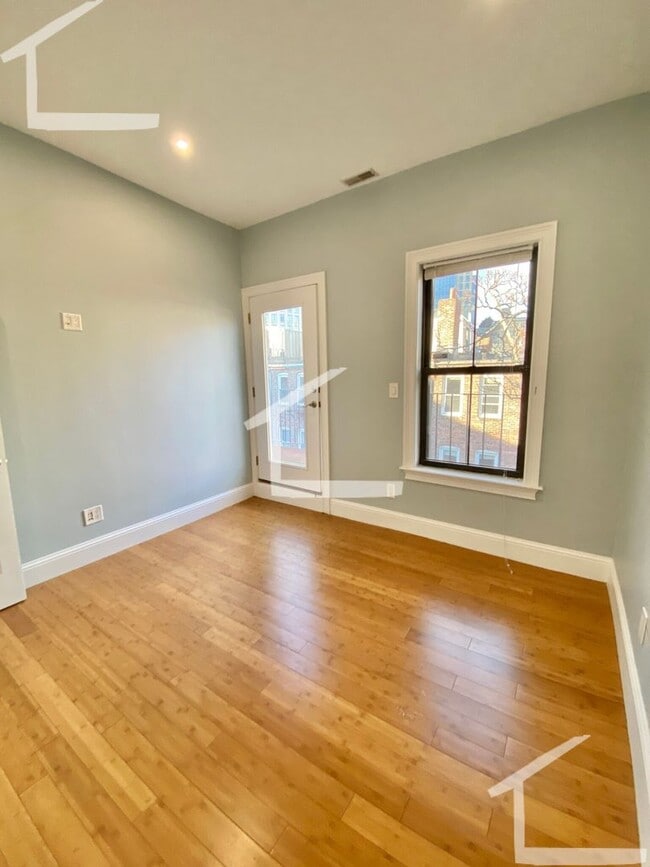 Building Photo - TOP FLOOR 2 BED 2 FLOORS + Private Rooftop Deck!!! Available 9/1/26