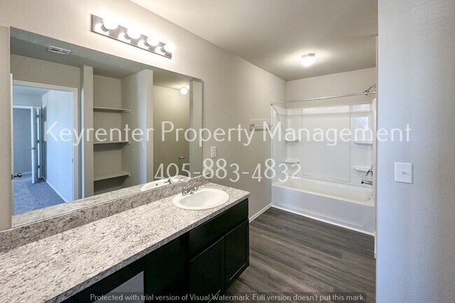 Building Photo - Gorgeous 3 Bed 2.5 Bath Two Story Home in Heart Of Yukon!