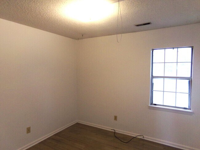 Building Photo - Charming Triplex