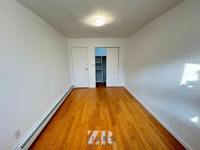 Building Photo - 440 Midwood St