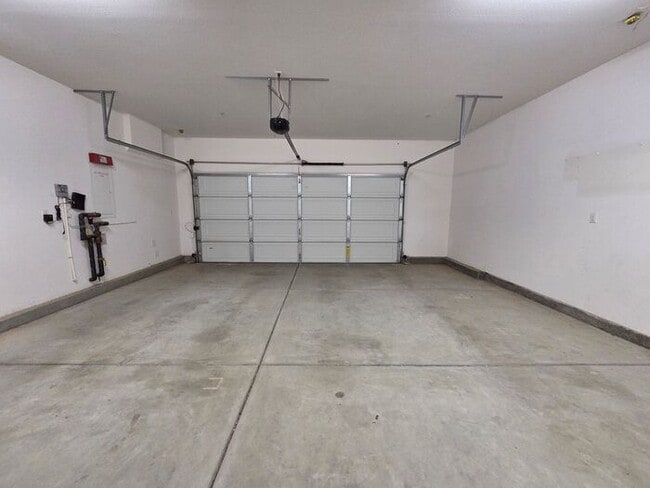 Building Photo - New Listing!