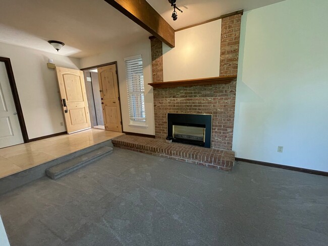 Building Photo - $500 off 1st Month, Spacious Boulder Locat...