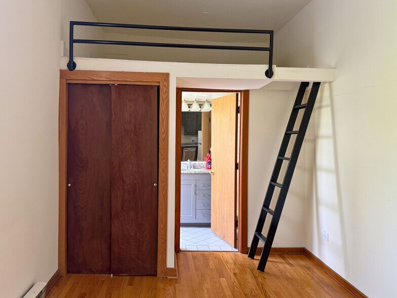 Building Photo - 611 W Briar Pl