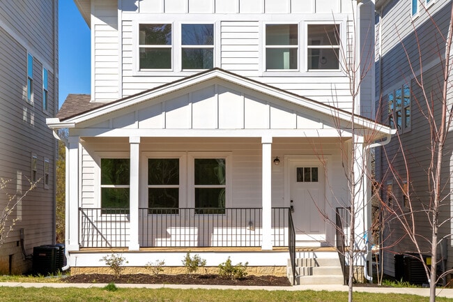Building Photo - 1121 Lawrence Ave