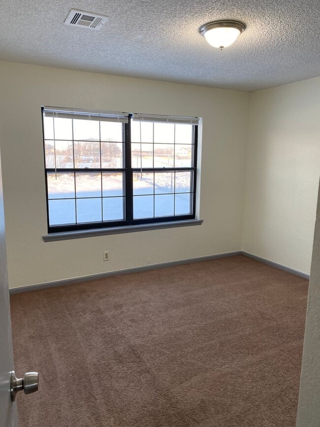 Building Photo - 2 Bedroom 1 Bath 1 Car Garage - Central Broken Arrow Location!