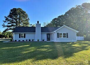 Building Photo - Remodeled 3 bedroom/2 bathroom home with d...