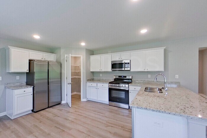 Building Photo - 661 June St