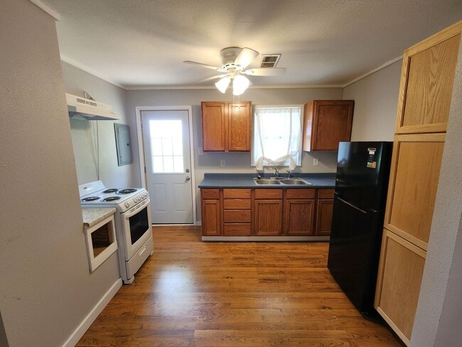 Building Photo - Very nice 2BR home with parking off street near major employers!