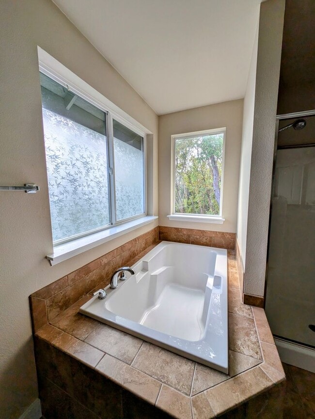 Building Photo - Stylish & Convenient Living - Bremerton 4 ...