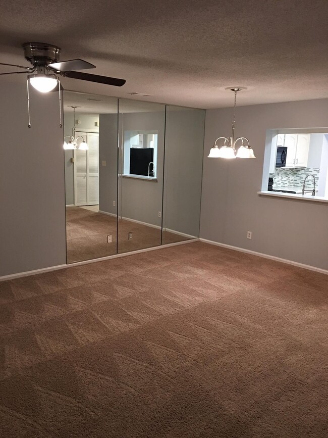 Building Photo - Beautifully Updated Townhome in the Heart ...