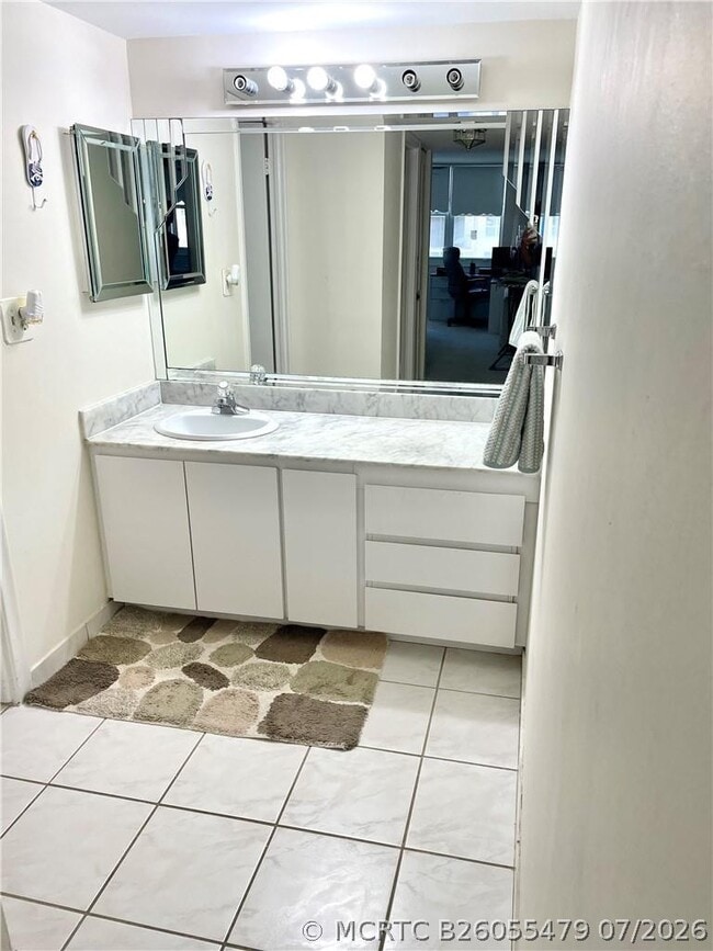 Building Photo - 1149 Hillsboro Mile