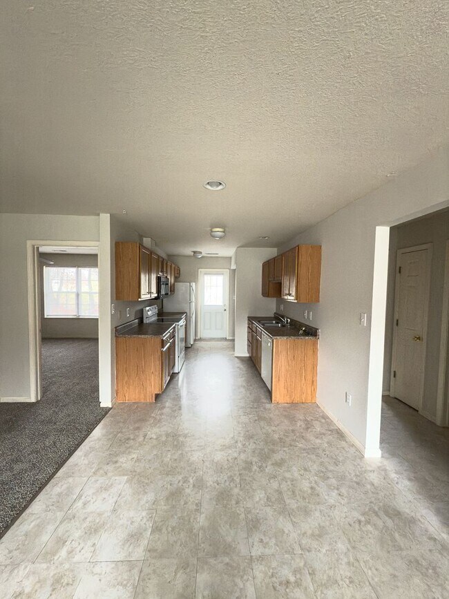 Building Photo - 2563-2563 E Morris Dr