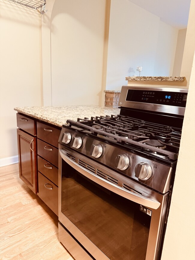 Building Photo - 2133 N Sheffield Ave