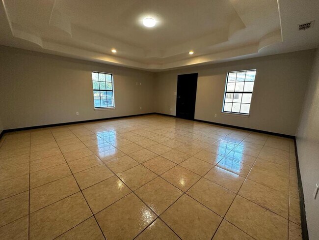 Building Photo - 10680 La Homa Rd