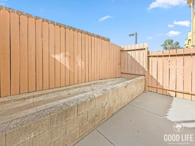 Building Photo - Updated 2BR/1.5BA Condo in Spring Valley Available Now!