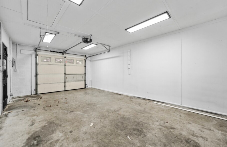 Building Photo - 680 Roddy Dr