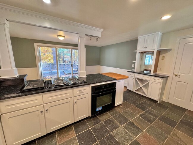 Building Photo - Renovated Single Family 3 Bed / 2.5 Bath w...