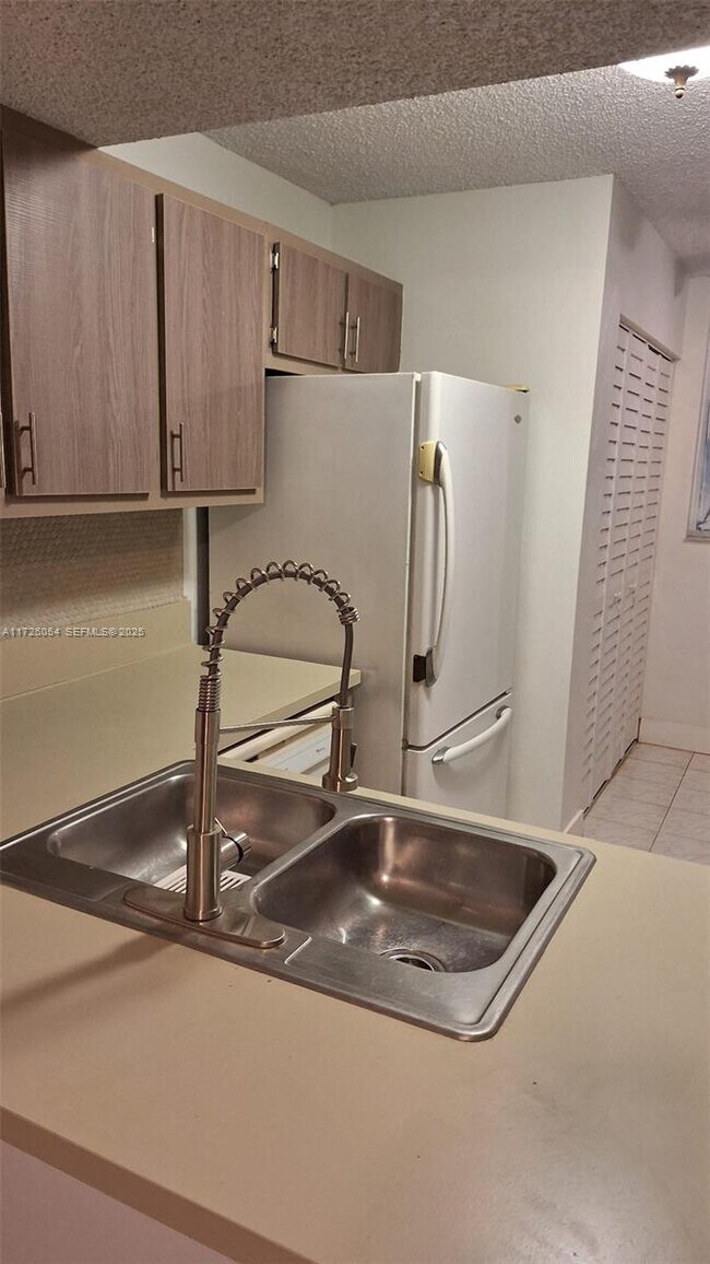 Building Photo - 117 Lake Emerald Dr