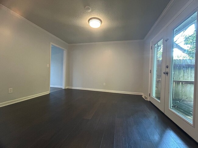 Building Photo - Large 4 bedroom 3 bathroom house in the he...