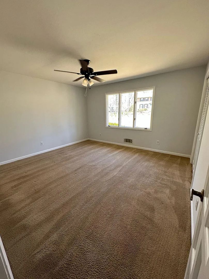 Building Photo - 194 Millbrook Farm Rd