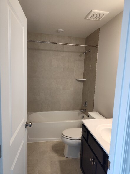 Building Photo - 409 Willowshire Ct