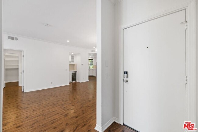 Building Photo - 2031 S Bentley Ave