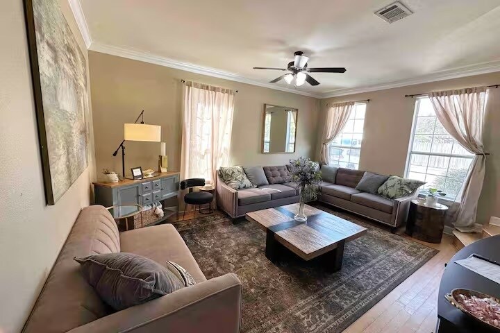 Building Photo - 2210 Christian St