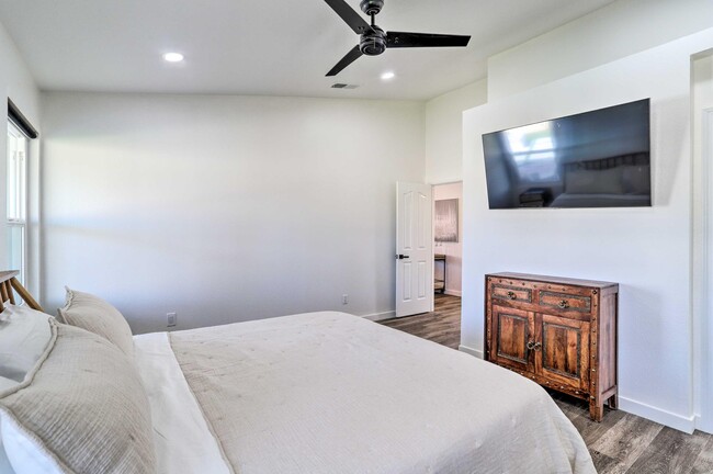 Building Photo - 44065 Dalea Ct