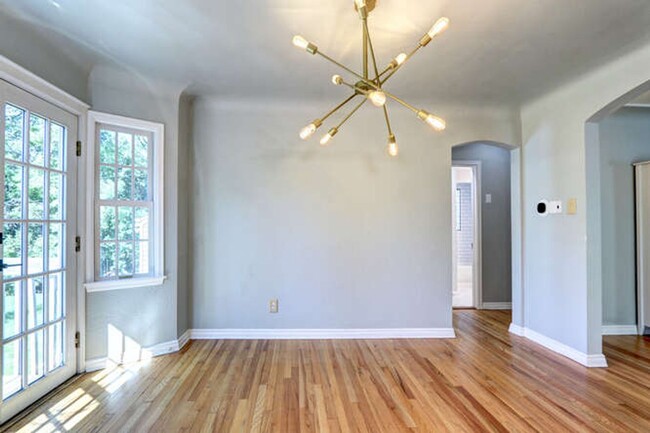 Building Photo - Beautiful 4 Bedroom 2 Bath Single Family H...