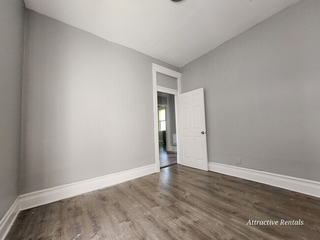 Building Photo - 7028 S Rhodes Ave